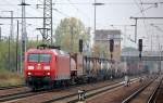 145 033-7 mit einem Containerzug bei der Durchfahrt im Bhf.