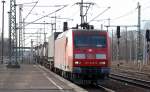 145 046-9 fährt mit Containerzug zum Personalwechsel im Bhf.