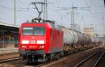 145 011-3 steht abfahrbereit nach Personalwechsel mit Kesselwagenzug im Bhf.