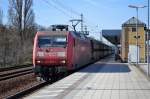 145 063-4 mit Ganzzug polnischer Schüttgutwagen Richtung Nordosten bei der Durchfahrt Bhf.