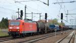 145 054-3 mit einem langen gemischten Güterzug bei der Durchfahrt Bhf.