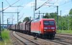 145 020-4 mit Güterzug für Stahlcoils bei der Durchfahrt Bhf.