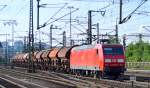 145 003-0 mit Ganzzug gedeckter Schüttgutwagen bei der Durchfahrt im Bhf.