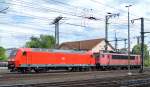 145 005-5 mit 155 040-9 am Haken am 16.05.14 Durchfahrt Bhf.