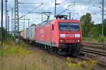 145 057-6 mit Containerzug fährt kurz zum Personalwechsel im Bhf.