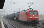 145 044-4 mit Kesselwagenzug am 13.11.14 Durchfahrt Bhf.