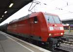 145 071-7 mit Kesselwagenzug zum Kurzhalt im Bhf.
