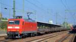 145 028-7 mit einem Gütertransportzug mit Stahlbrammen brladen am 05.10.15 Bhf.