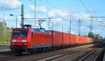 145 014-7 mit Containerzug am 30.09.15 Durchfahrt Bhf.