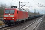 145 045-1 mit einem ganzzug polnischer Drehgestell-Flachwagen beladen mit Stahlstangen am 01.03.17 Bf.