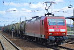 145 061-8 mit tschechischen Kesselwagen und am Ende des ZUges einen leerer PKW-Transportwagen am 20.04.17 BF.