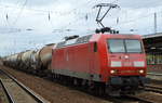 145 059-2 mit einem Knickkesselwagenzug (Kreideschlamm) am 11.11.17 Bf.