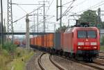 145 074-1 mit einem Containerzug bei der Durchfahrt im Bhf.