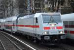 Testfahrten mitten in Berlin, während die DB Prominenz ihren ersten ICE 4 in Berlin tauften und präsentierten war 146 572-3 (NVR-Number: 91 80 6146 572-3 D-DB, Bombardier Bj.2015) mit den