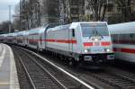 Testfahrten mitten in Berlin, während die DB Prominenz ihren ersten ICE 4 in Berlin tauften und präsentierten war 146 572-3 mit den Twindexx Doppelstockwagen + Steuerwagen auf dem Berliner