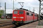 151 169-0 + 151 104-7 am 07.06.12 mit langen Ganzzug Sch�ttgutwagen (Erz) nach Zustieg von Personal im Bhf.