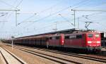Doppeltraktion 151 127-8 + 151 085-8 mit langem Ganzzug Sch�ttgutwagen (Erzbef�llung) zum Personalwechsel kurz am Bahnsteig im Bhf.