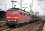 Doppeltraktion 151 116-1 + 151 161-7 mit einem Ganzzug offener Sch�tgutwagen, 12.08.10 Durchfahrt im Bhf.