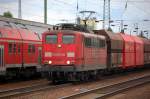151 018-9 mit einem Leerzug Sch�ttgutwagen bei eiliger Durchfahrt im Bhf.