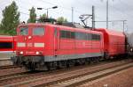 151 100-5 mit einem Leerzug offener Sch�ttgutwagen bei der Durchfahrt im Bhf.