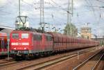 Doppeltraktion 151 093-2 + 151 167-4 mit einem Ganzzug Sch�ttgutwagen bei der Durchfahrt im Bhf.