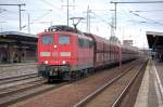 151 166-6 mit einem Ganzzug offener Sch�ttgutwagen bei der Durchfahrt im Bhf.