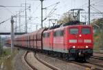 Doppeltraktion 151 103-9 + 151 094-0 mit einem Ganzzug Sch�ttgutwagen bei der Durchfahrt im Bhf.