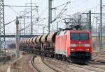 152 101-2 mit einem Ganzzug offener Sch�ttgutwagen bei der Durchfahrt Bhf.