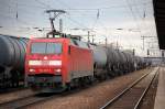 152 129-3 f�hrt mit Kesselwagenzug zum Personalwechsel im Bhf.