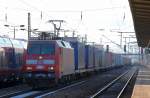 152 151-7 mit Containerzug f�hrt zum Personalwechsel im Bhf.