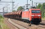 152 121-0 f�hrt mit einem Ganzzug gedeckter Sch�ttgutwagen zum Personalwechsel im Bhf.