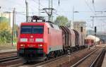 152 081-6 mit einem gemischten G�terzug bei der Durchfahrt Bhf.