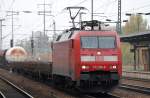 152 004-8 mit einem gemischten G�terzug bei der Durchfahrt im Bhf.