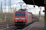 Doppeltraktion 152 004-8 + 189 060-7 mit Erzzug f�hrt zum Personalwechsel im Bhf.