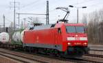 152 004-8 f�hrt mit Containerzug zum Kurzhalt im Bhf.