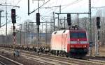 152 023-8 fährt zum Pausieren und Personalwechsel mit Leerzug Containertragwagen im Bhf.