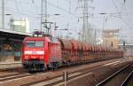 152 071-7 durchfährt mit Schüttgutwagenzug den Bhf.