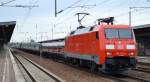 152 112-9 rast mit einem fast leeren Containerzug durch den Bhf.