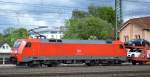 152 100-4 mit einem PKW-Transportzug am 09.05.14 Durchfahrt Bhf.