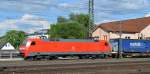 152 033-7 mit Taschenwagenzug am 24.05.14 Durchfahrt Bhf.