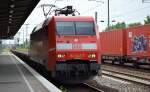 152 047-7 fährt mit schwach ausgelastetem Containerzug kurz zum Personalwechsel im Bhf.