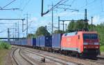 152 123-6 fährt mit einem Containerzug zu einer längeren Pause im Bhf.