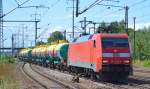 152 058-4 fährt mit den bunten kasachischen Kesselwagen für den Transport von Phosphor für eine Pause im Bhf.
