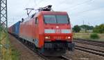 152 045-1 mit Containerzug bei der Durchfahrt Bhf.