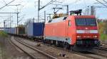 152 146-7 mit Containerzug bei der Durchfahrt Bhf.