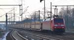 152 076-6 mit einem wirklich langen Leerzug französischer PKW-Transportwagen (STVA)am 06.02.15 Durchfahrt Bhf.