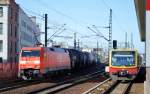 152 085-7 mit Kesselwagenzug kommt gerade die Trassenunterführung in Berlin Wedding hoch als eine S-Bahn den Bhf.