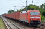 152 158-2 mit einem Containerzug, es gab ja schon mal die Bezeichnung  Blaue Wand  für einen regelmäßig verkehrenden Containerzug der aus rein blauen Containern der immer gleichen Firma