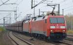 Doppeltraktion 152 147-5 + 152 068-3 mit langem Schüttgutwagenzug am 30.10.15 Bhf.