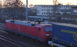152 016-2 mit KLV-Zug (LKW-WALTER Trailer) am 21.12.16 Berlin-Springpfuhl.